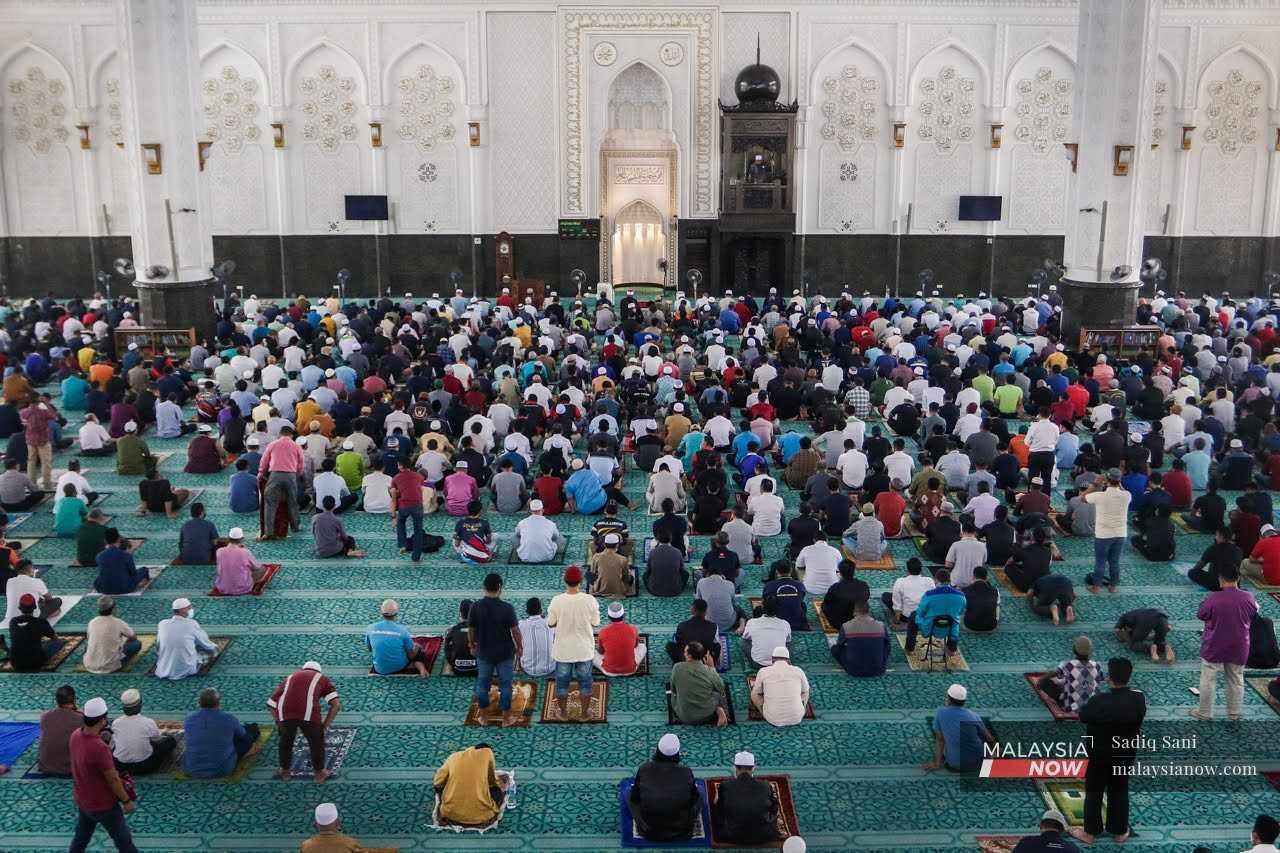 Orang ramai menunggu khutbah Jumaat di Masjid Sultan Abdul Samad di Sepang.  