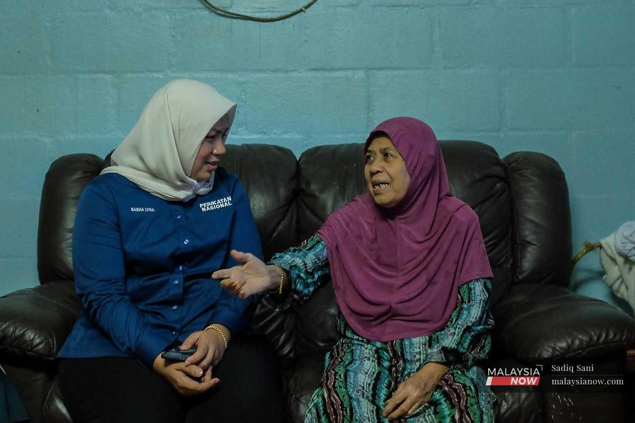 At one apartment block, she stops to spend some time with an elderly woman and to hear about the challenges she faces in life. 