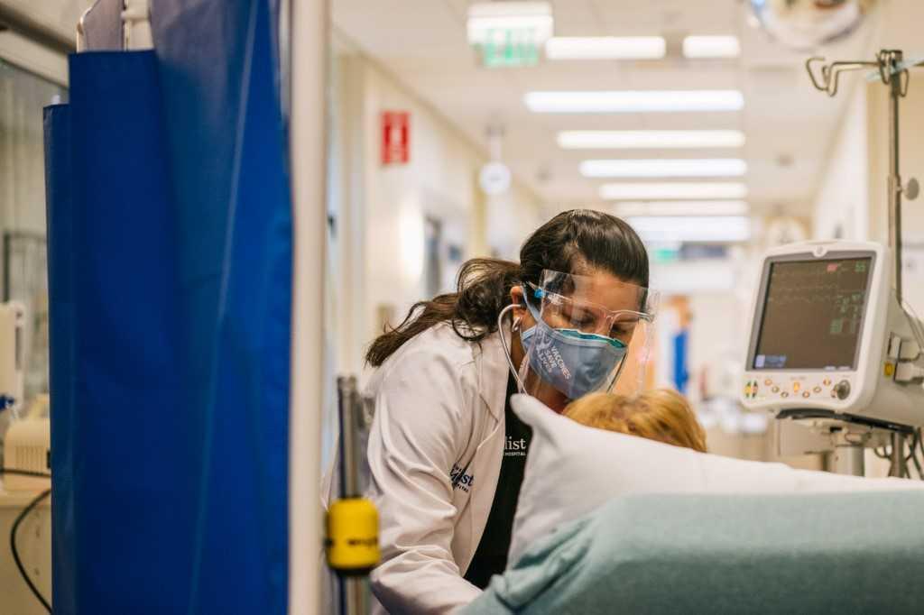 Seorang petugas kesihatan merawat pesakit di Hospital Houston Methodist, Texas pada 18 Ogos 2021. Gambar: AFP