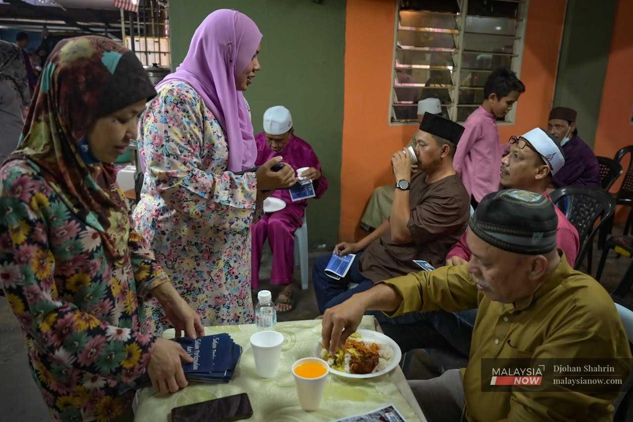 At another eatery in the area, lawyer Sasha Lyna, representing Perikatan Nasional, is also busy meeting with constituents. 
