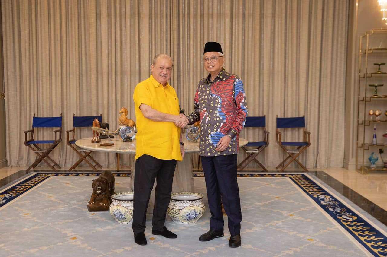 Sultan Ibrahim Sultan Iskandar bersalaman dengan Perdana Menteri Ismail Sabri Yaakob dalam pertemuan hari ini di Johor Bahru. Gambar: Facebook