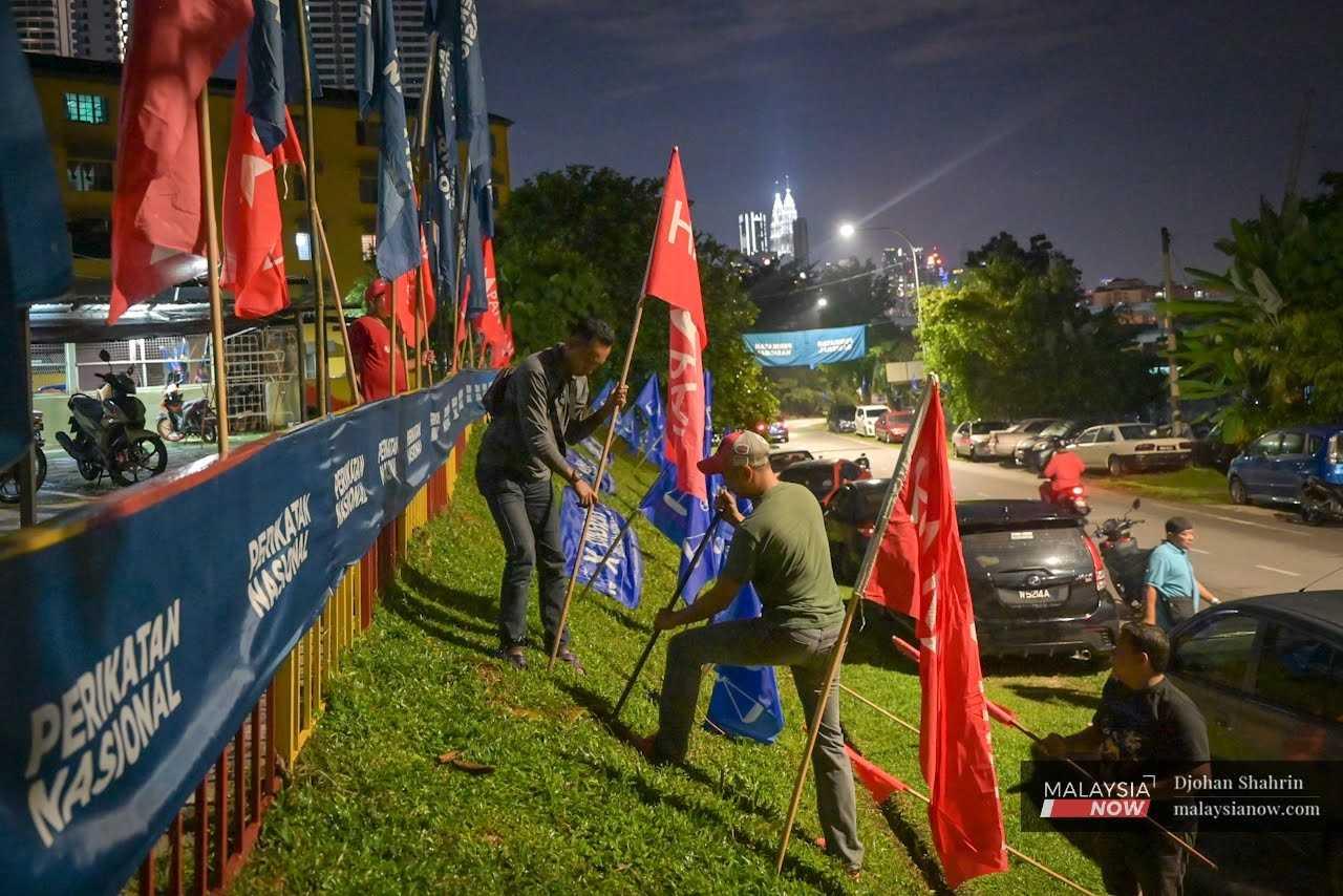 Bendera parti dinaikkan sempena kempen pilihan raya di Taman Keramat Permai, Kuala Lumpur.