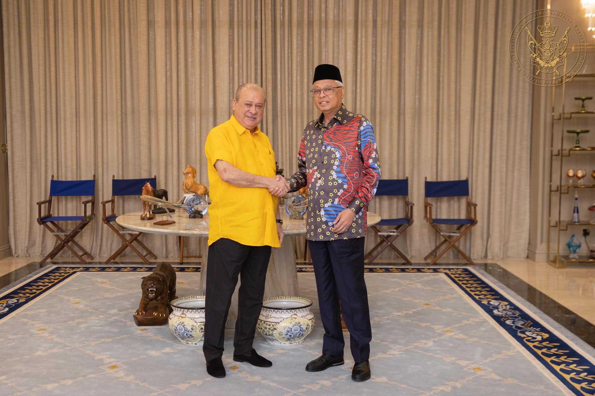 Johor ruler Sultan Ibrahim Sultan Iskandar in an audience with Prime Minister Ismail Sabri Yaakob today. Photo: Facebook 