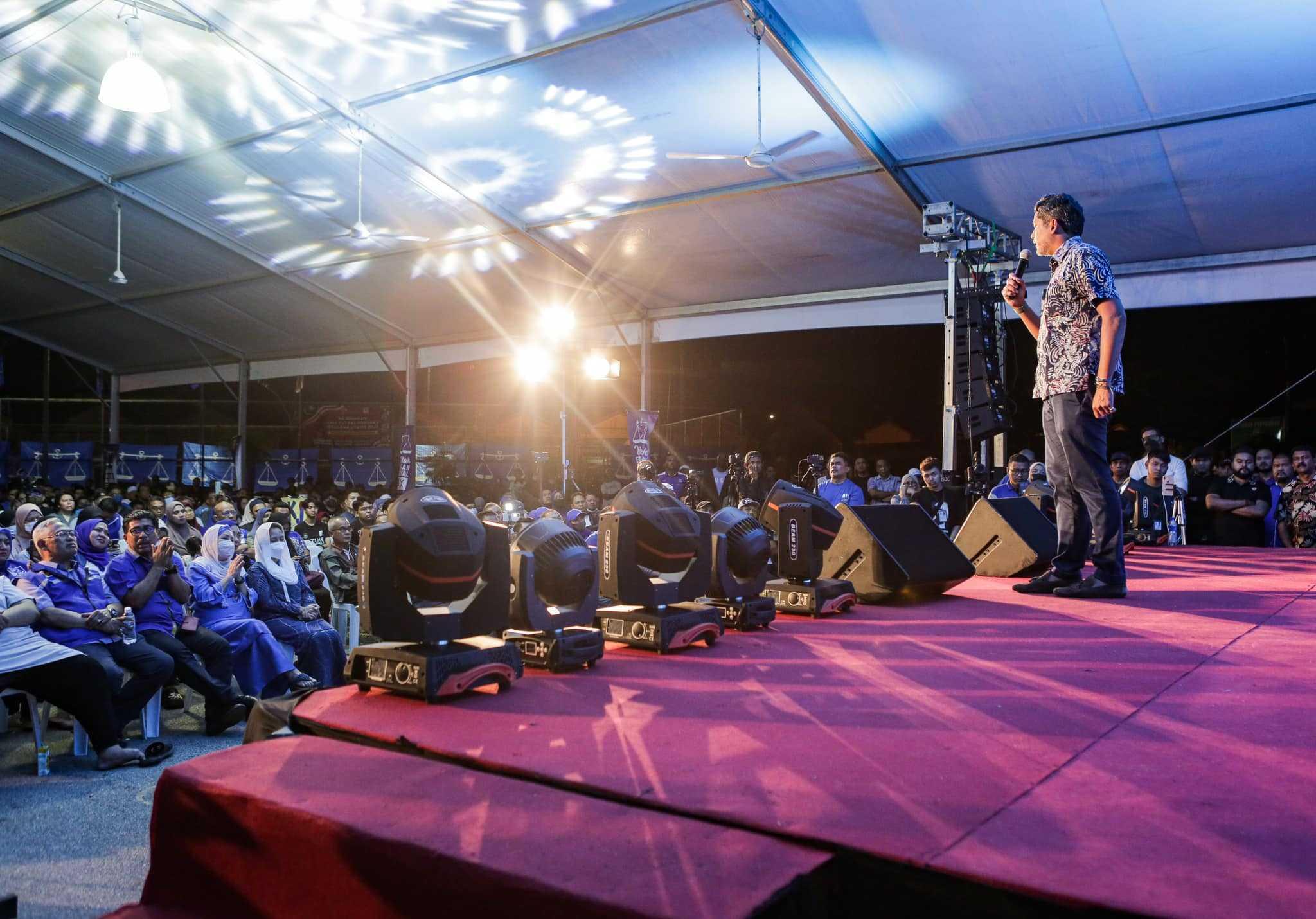 Menteri Kesihatan Khairy Jamaluddin berucap dalam ceramah kempen pilihan raya di Taman Saujana Utama, Sungai Buloh malam tadi. Gambar: Facebook