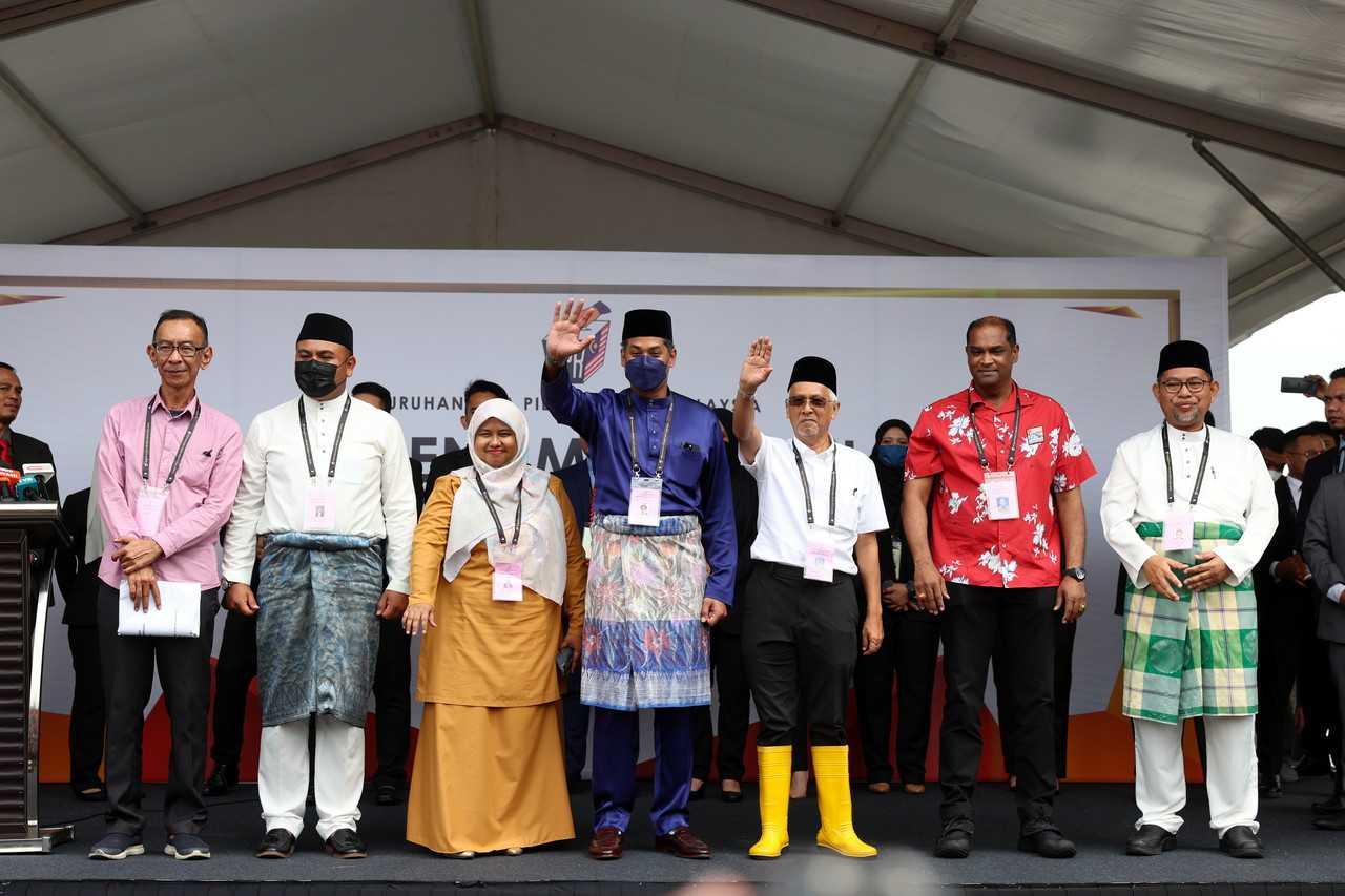 Calon Pakatan Harapan R Ramanan (kedua dari kanan) bersama calon-calon di Sungai Buloh termasuk Khairy Jamaluddin (tengah) dari Barisan Nasional pada hari penamaan calon 5 November lalu. Gambar: Bernama
