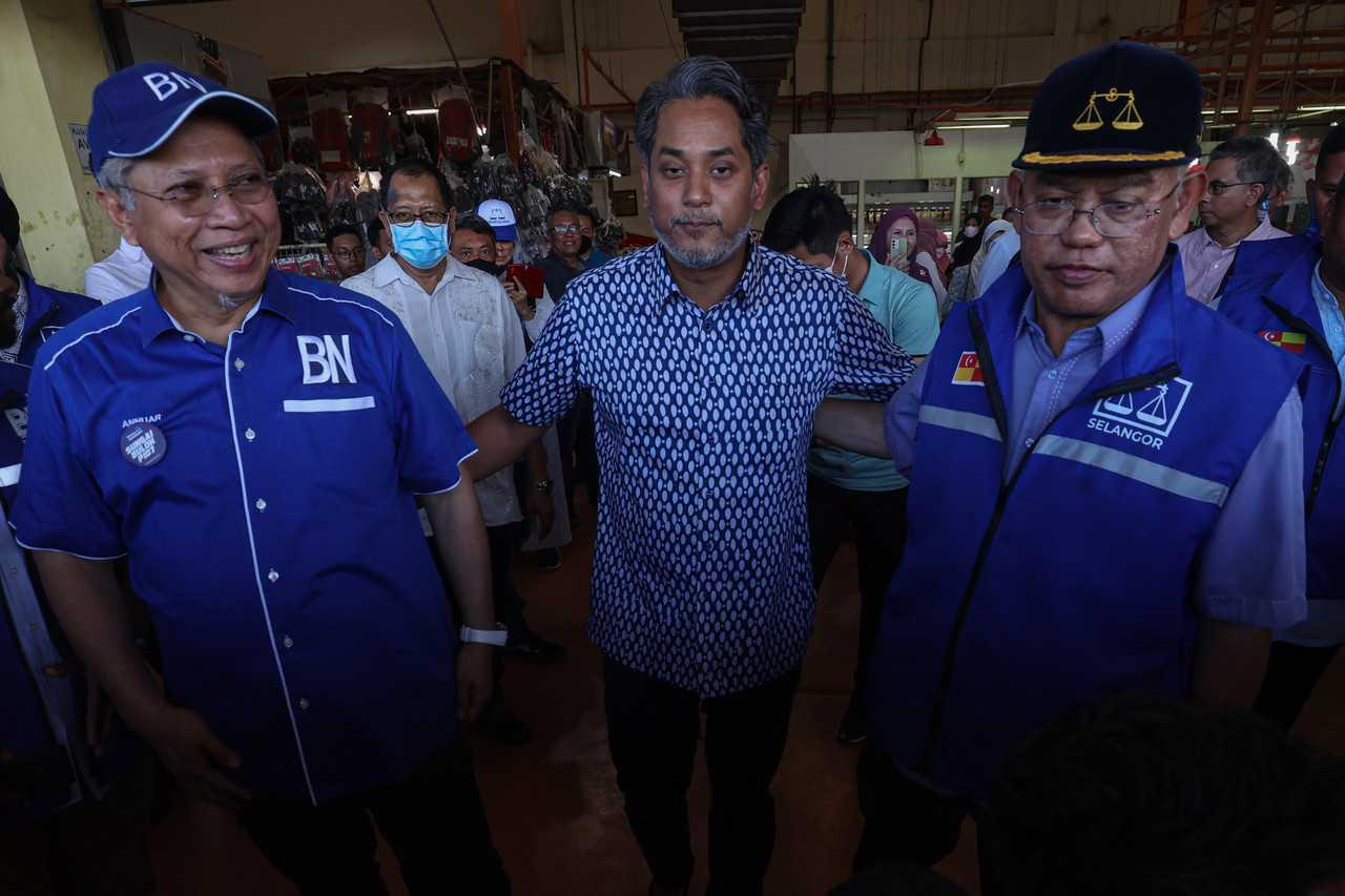 Calon Barisan Nasional Khairy Jamaluddin bersama dua pemimpin Umno yang digugurkan daripada senarai calon, Annuar Musa dan Noh Omar.