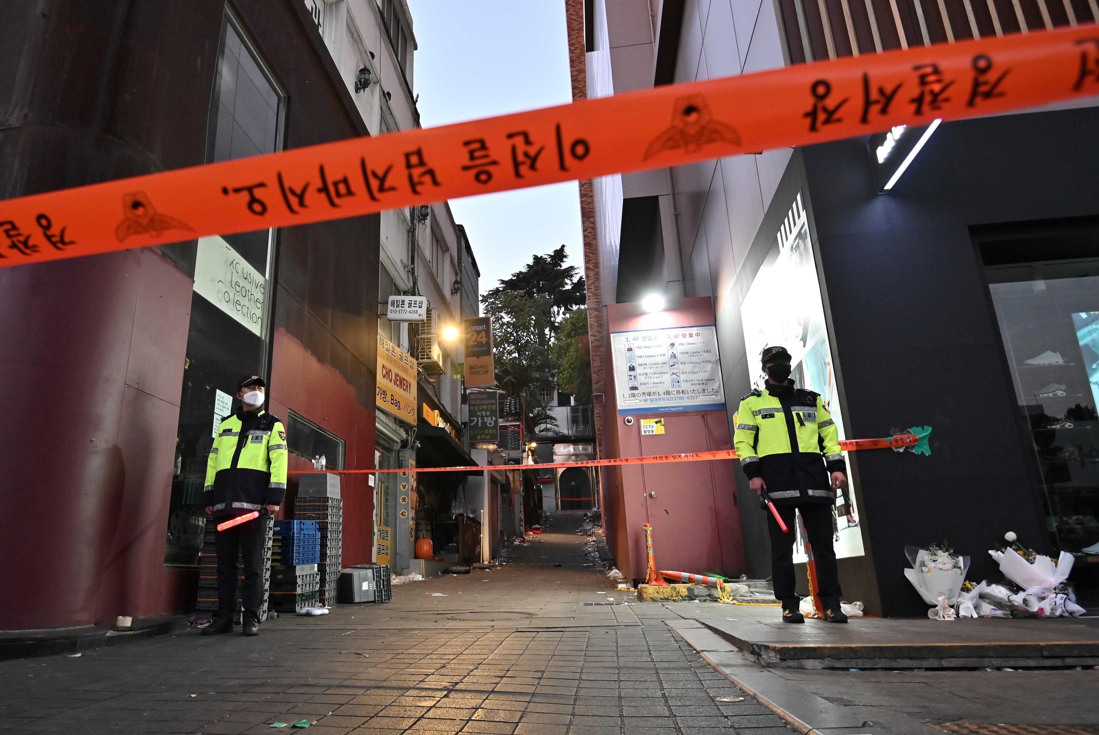 Polis berkawal di kawasan tragedi rempuhan di Itaewon, Seoul, Korea Selatan. Gambar: AFP