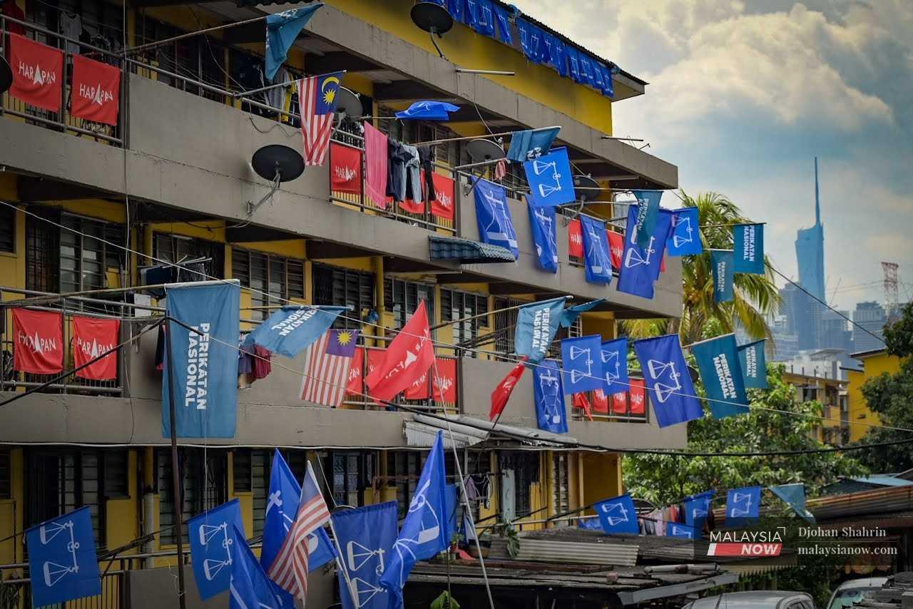 Sokongan yang ditunjukkan kepada gabungan politik pilihan oleh penghuni flat Jalan Enggang, Keramat kelihatan setara dengan jumlah gantungan bendera.