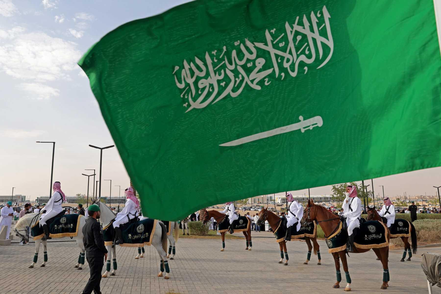 Pegawai kerajaan Arab Saudi menunggang kuda di Riyadh pada 22 September. Gambar: AFP