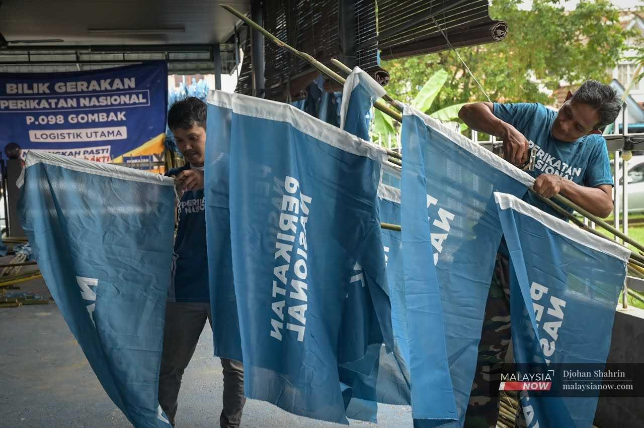 Di pusat logistik jentera pilihan raya Gombak, sukarelawan Perikatan Nasional mempersiapkan bendera untuk dipasang di sekitar kawasan Parlimen itu.