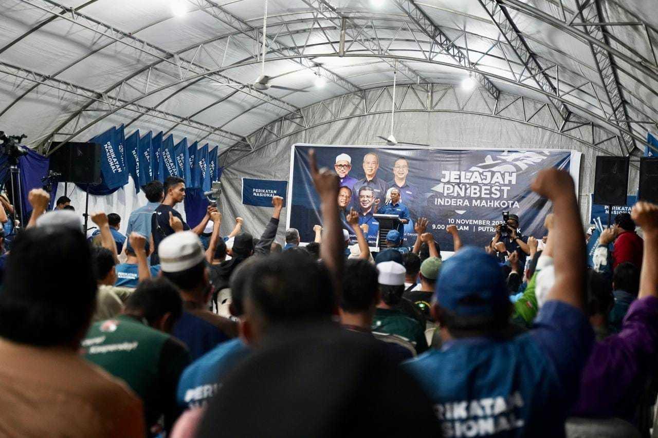 Pengerusi Perikatan Nasional Muhyiddin Yassin berucap dalam ceramah kempen di Indera Mahkota, Pahang malam tadi. Gambar: Facebook