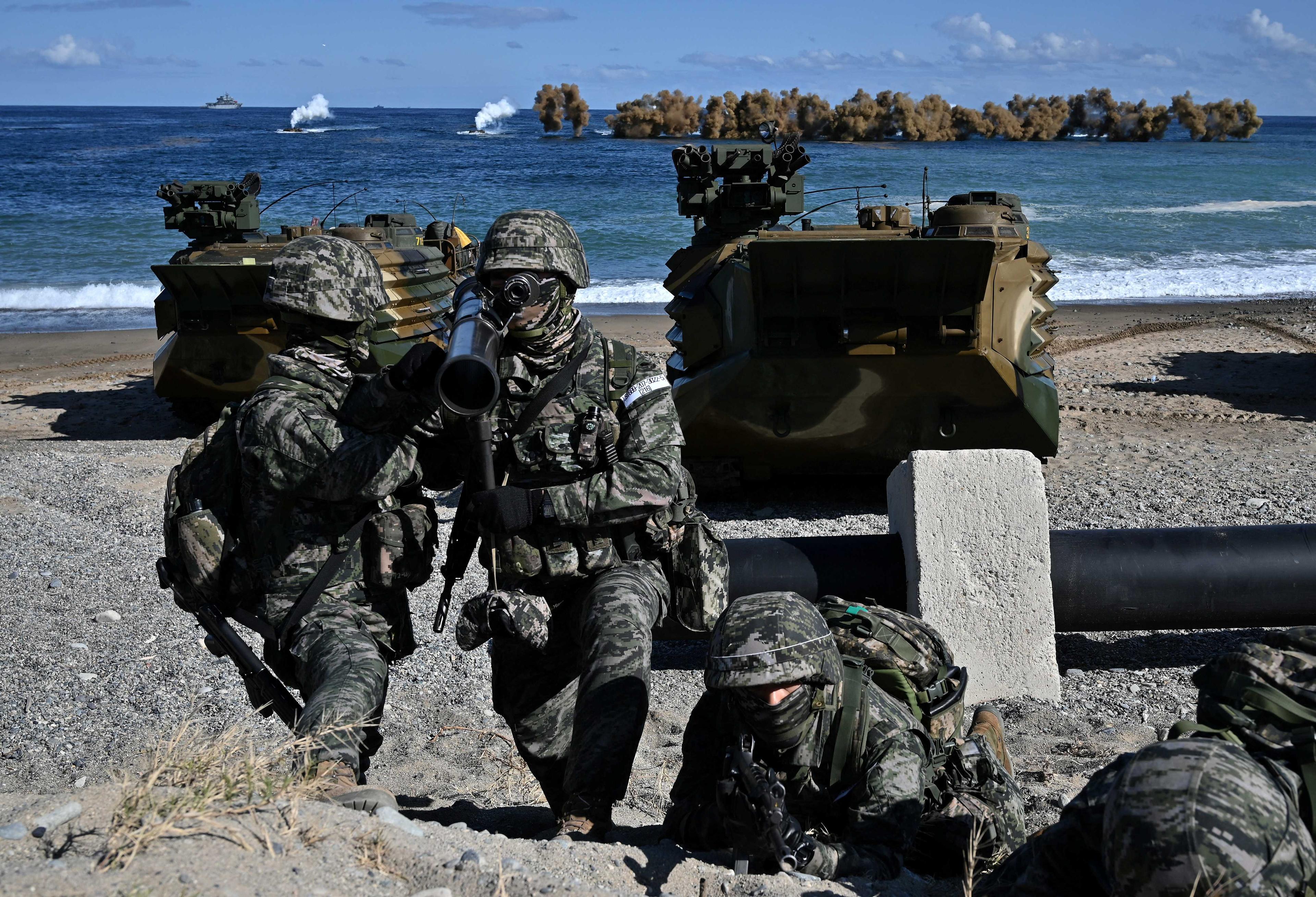 South Korean Marines take position on a beach during a landing operation as part of the annual Hoguk military exercise in Pohang, South Korea Oct 26. Photo: Reuters