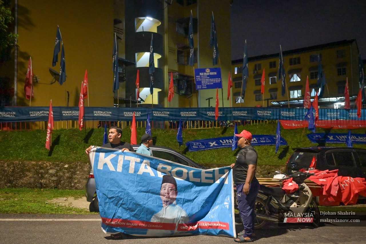 Banners featuring candidates and slogans are also a familiar part of the so-called flags war. 