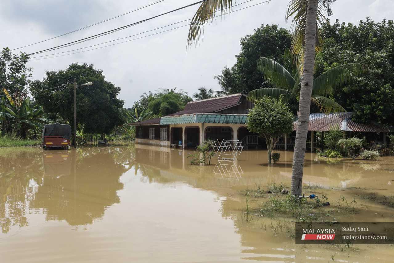 Sebuah rumah di Jalan Paip, Meru, Klang, ditenggelami air selepas banjir kilat melanda akibat hujan lebat selama beberapa jam pada 10 November lalu.