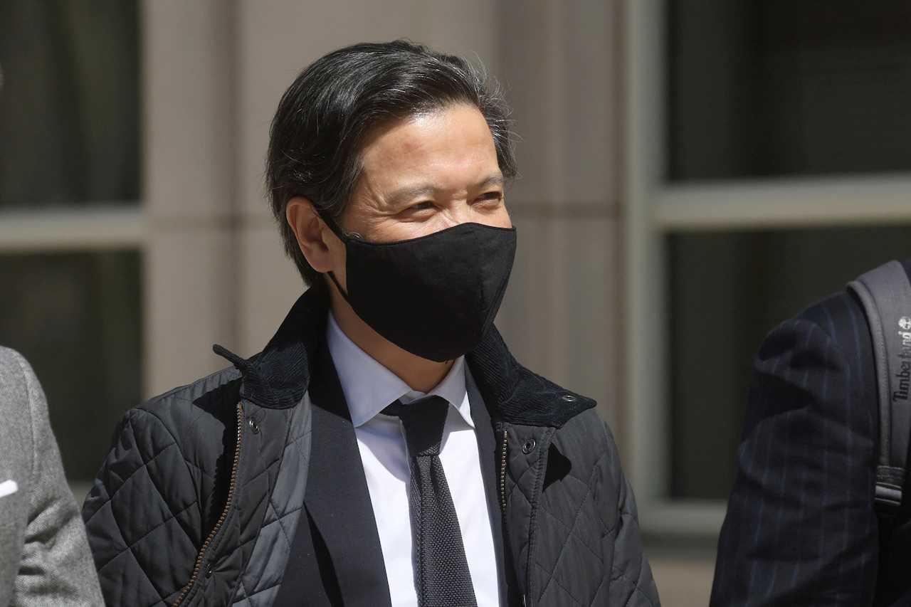 Bekas pegawai Goldman Sachs Roger Ng keluar dari Mahkamah Persekutuan Brooklyn selepas didapati bersalah bersubahat dalam penyelewengan dana 1MDB pada 8 April. Gambar: Reuters