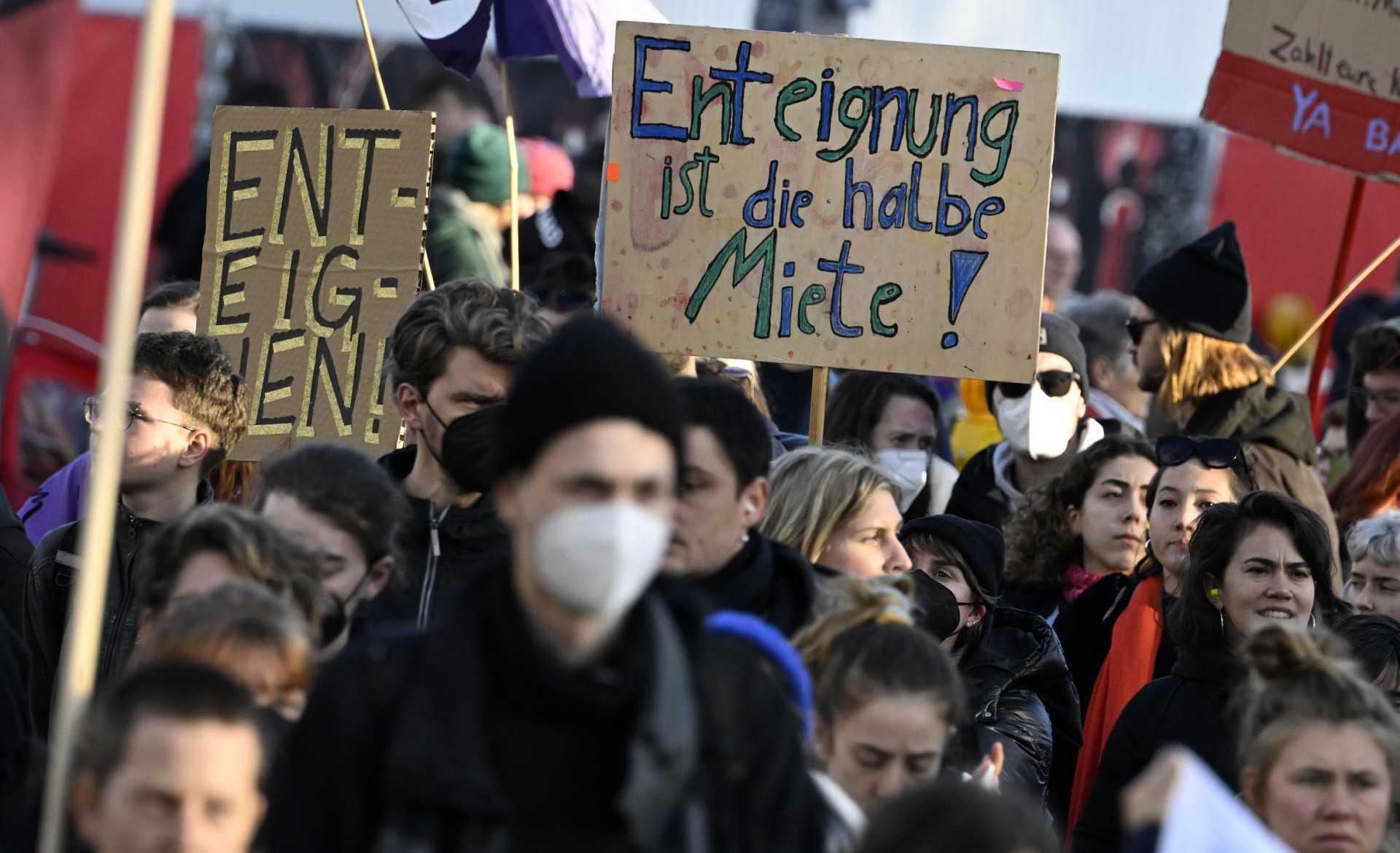 Demonstrators carry posters on Nov 12 in Berlin, in order to protest against expensive rent, rising prices and heating costs that have become unaffordable. Photo: AFP 