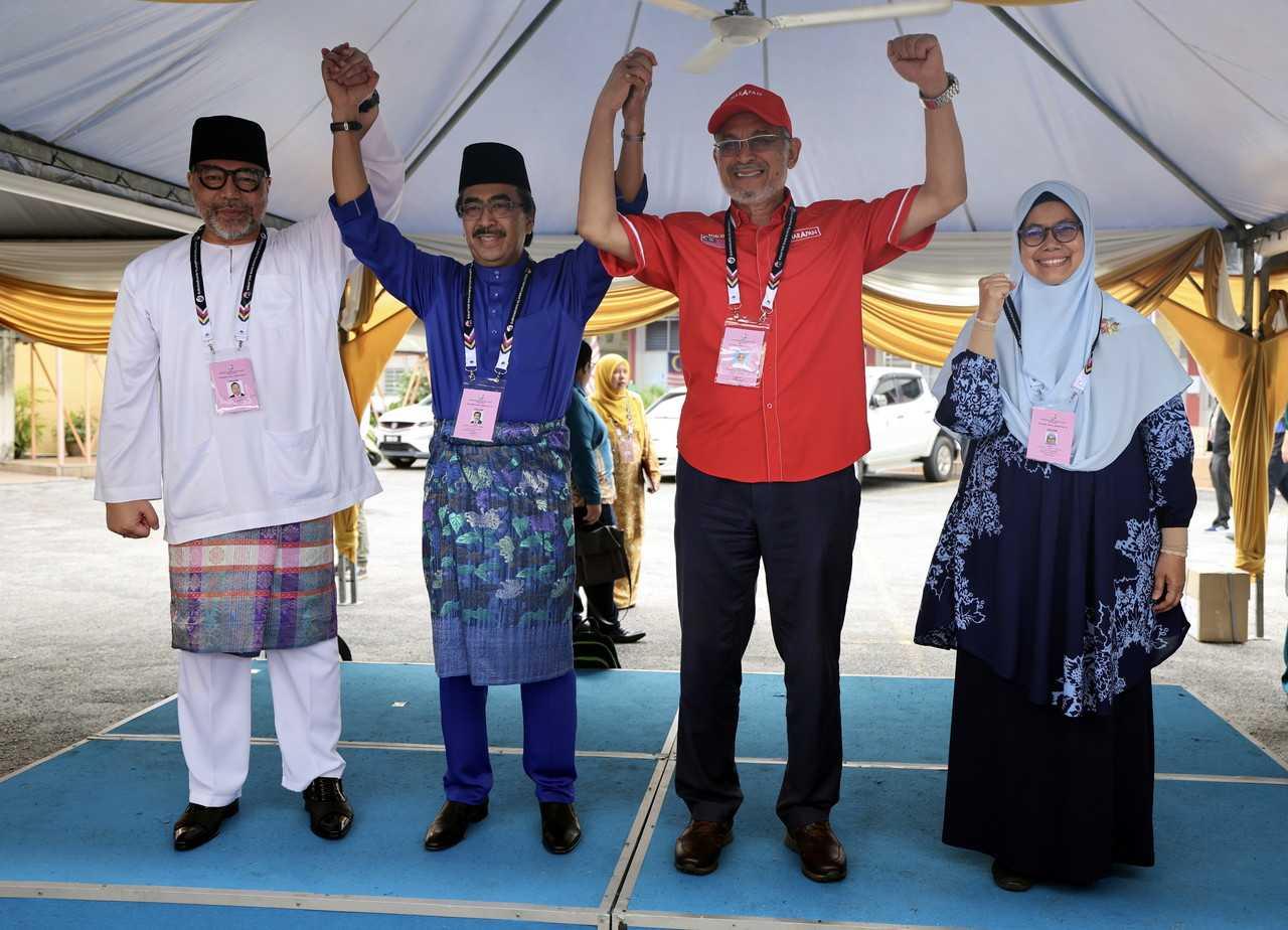 Calon Pakatan Harapan Khalid Samad berdiri bersama calon-calon lain di kerusi Parlimen Tititwangsa pada hari penamaan calon 5 November lalu. Gambar: Bernama