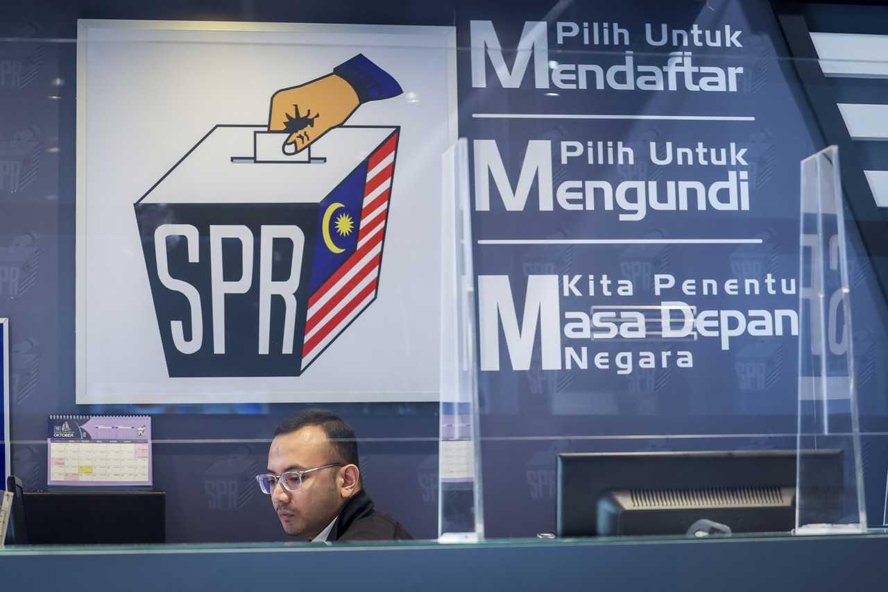 Petugas Suruhanjaya Pilihan Raya di kaunter ibu pejabat SPR di Putrajaya menjelang hari pengundian 19 November ini. Gambar: Bernama