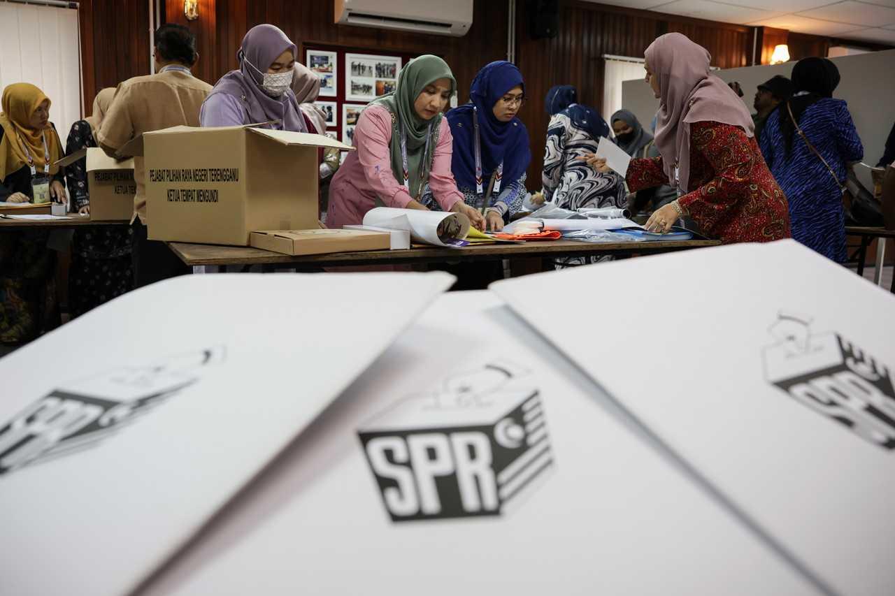 Petugas Suruhanjaya Pilihan Raya menyiapkan persediaan akhir sebelum hari pengundian awal yang dijadualkan esok. Gambar: Bernama