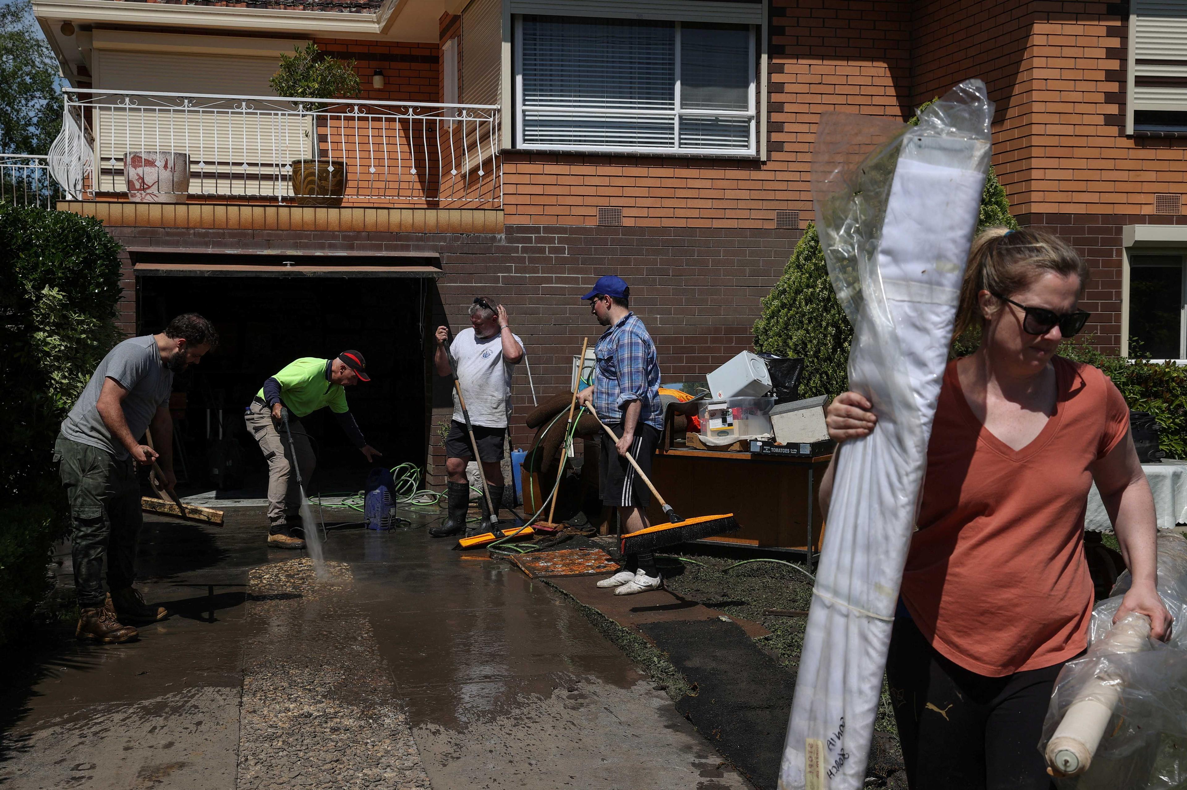 Volunteers assist local residents with cleanup efforts following severe flooding in the Maribyrnong suburb of Melbourne, Australia, Oct 17. Photo: Reuters