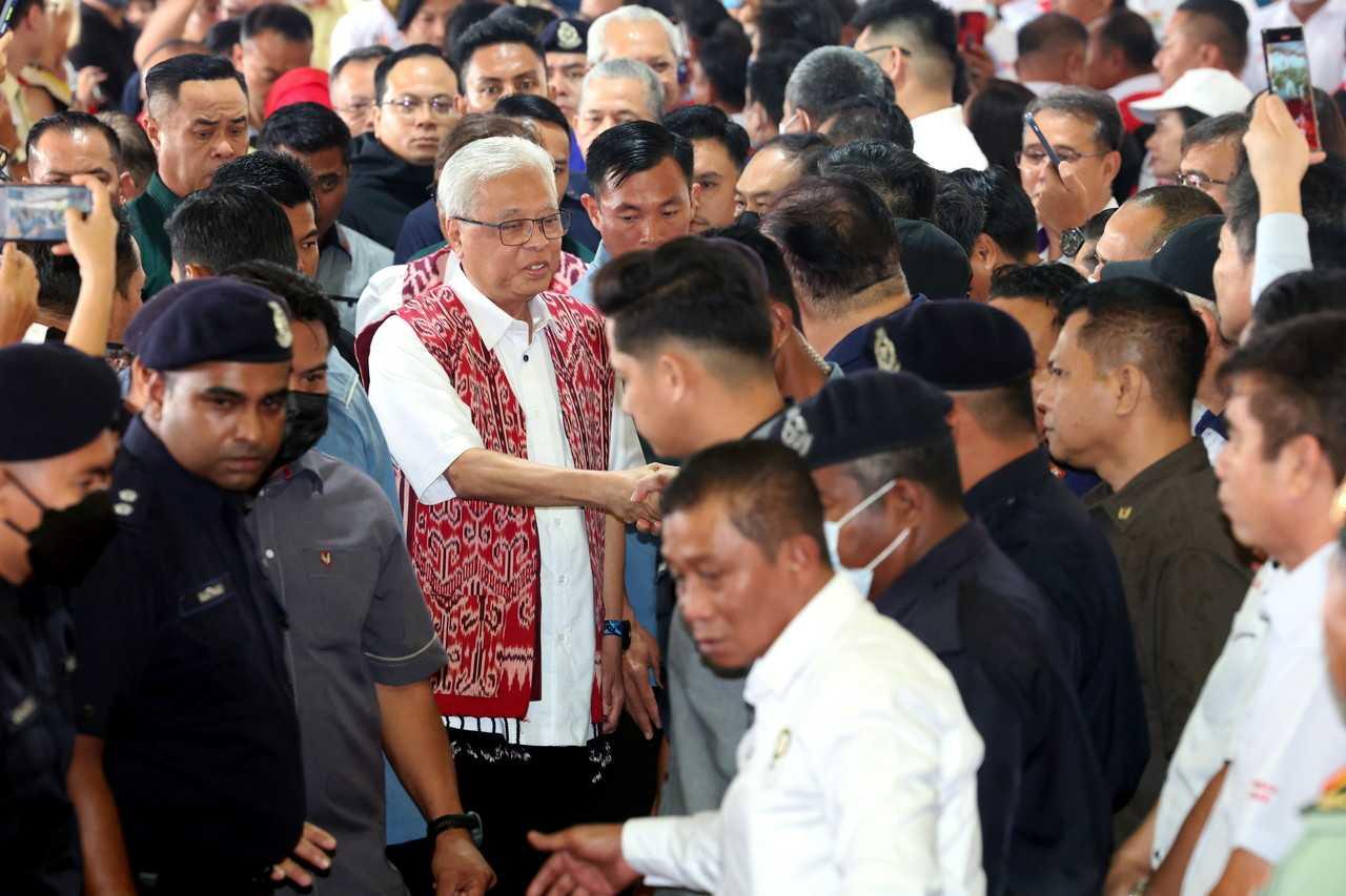 Perdana Menteri Ismail Sabri Yaakob bermesra dengan pengundi dalam sebuah acara di Selangau, Sarawak hari ini. Gambar: Bernama