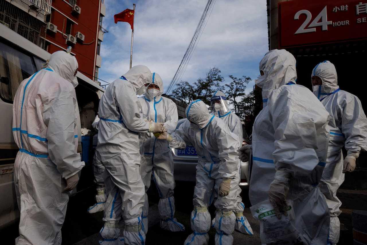 Pandemic prevention workers in protective suits prepare to enter an apartment compound placed under lockdown as outbreaks of Covid-19 continue in Beijing, China, Nov 12. Photo: Reuters