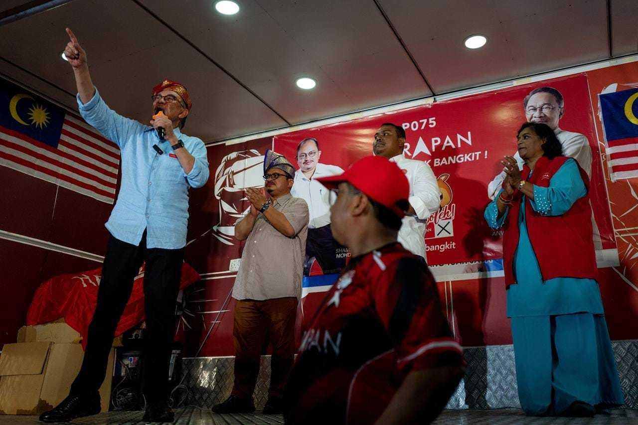 PKR president Anwar Ibrahim speaks at a ceramah in Bagan Datuk today. Photo: Facebook