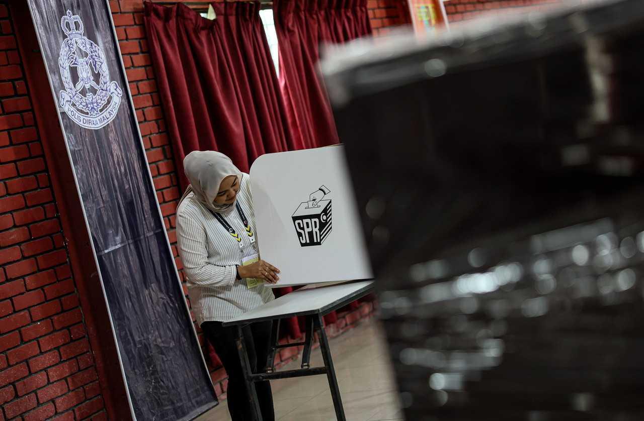 An Election Commission worker makes final preparations ahead of early voting in Ipoh today. Photo: Bernama