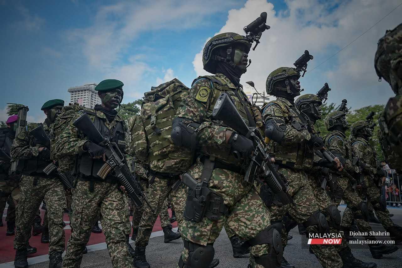 Pasukan tentera berkawad ketika perarakan Hari Kebangsaan ke-65 di Dataran Merdeka, Kuala Lumpur pada 31 Ogos lalu.