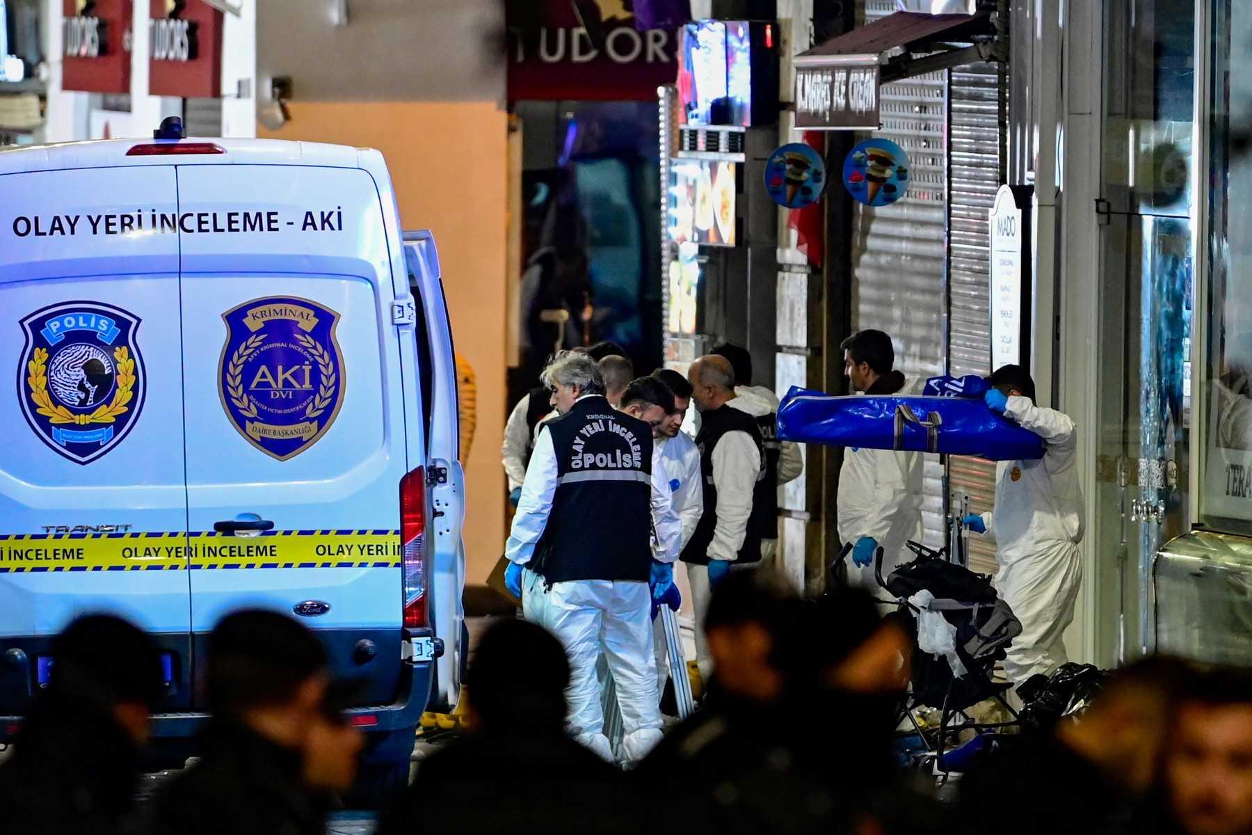 Petugas kesihatan membantu mangsa dan anggota polis menyiasat lokasi letupan di Istiklal Avenue, Istanbul, Turkiye pada 13 November 2022. Gambar: AFP