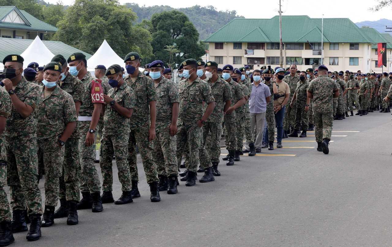 Anggota tentera beratur di pusat pembuangan undi di Lok Kawi, Kota Kinabalu, Sabah hari ini. Gambar: Bernama