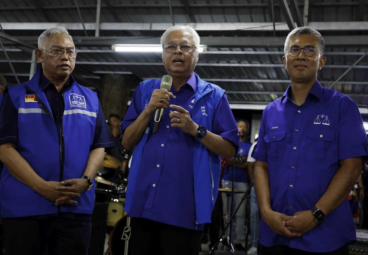 Prime Minister Ismail Sabri Yaakob, flanked by Finance Minister Tengku Zafrul Aziz and Selangor Barisan Nasional chairman Noh Omar at an event in Kuala Selangor last night. Photo: Bernama