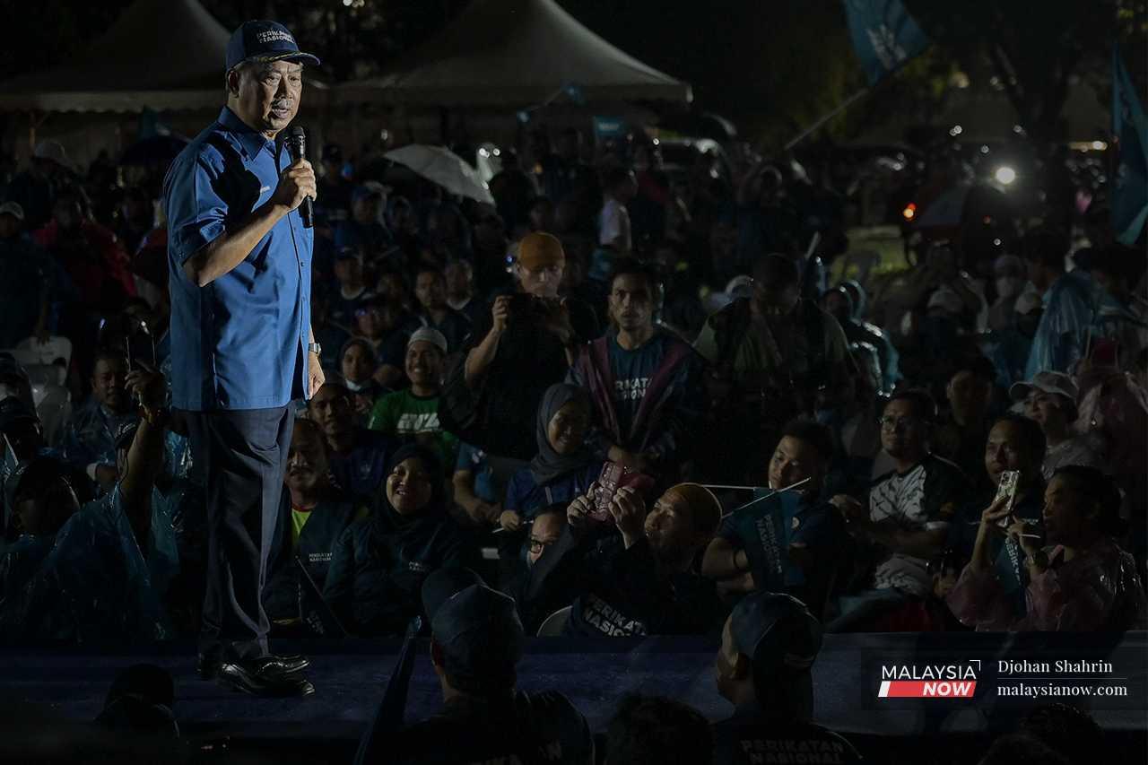 Orang ramai mengambil gambar calon perdana menteri PN itu ketika beliau berucap.