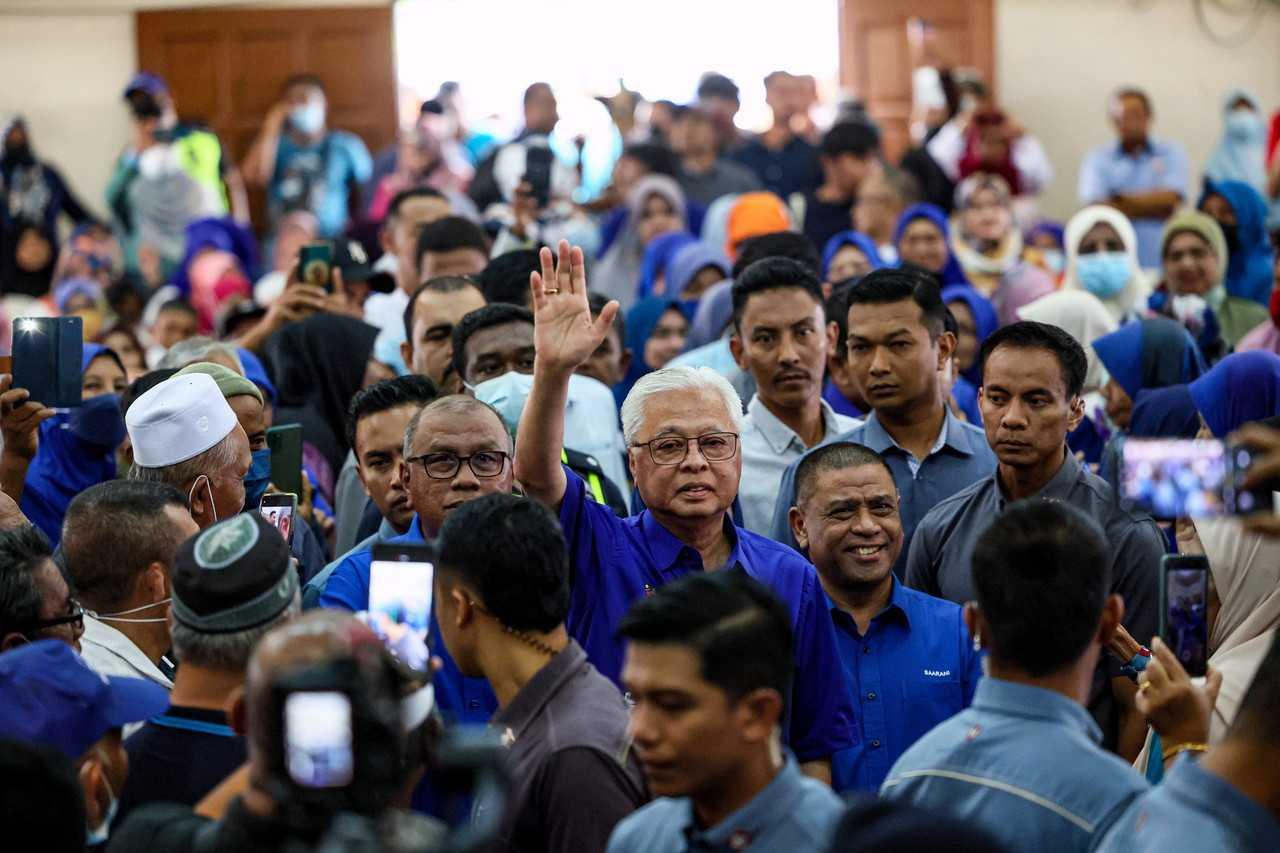 Prime Minister Ismail Sabri Yaakob waves at an event in Sungai Siput today. Photo: Bernama