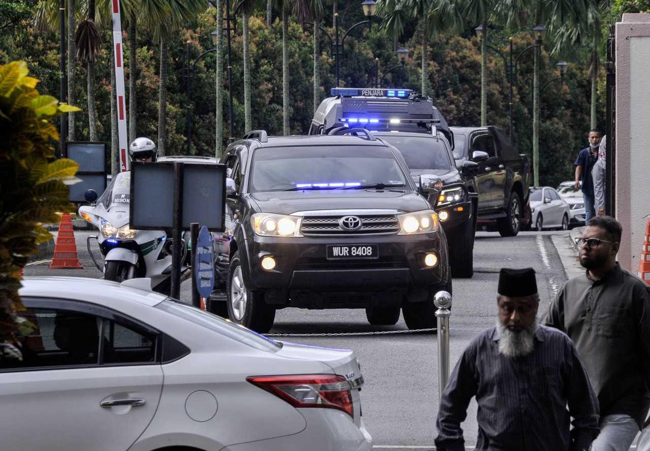 The vehicle carrying former prime minister Najib Razak arrives at the Kuala Lumpur court complex today. Photo: Bernama