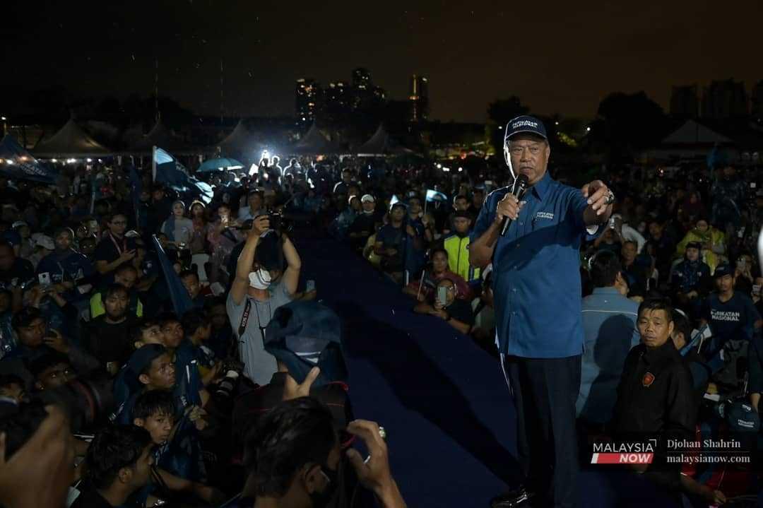 Pengerusi Perikatan Nasional Muhyiddin Yassin memberikan ceramah kempen di Kuala Lumpur malam tadi.