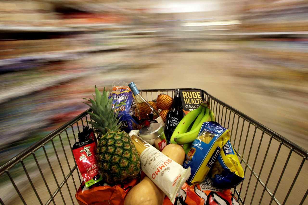 A shopping trolley is pushed around a supermarket in London, Britain, May 19, 2015. Photo: Reuters