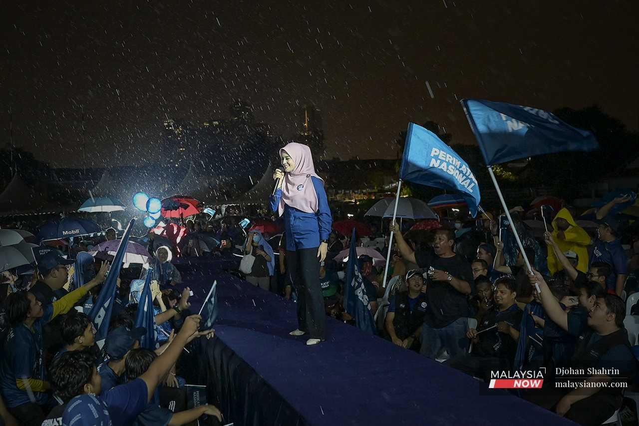 Nurul Fadzilah Kamaluddin yang bertanding di Setiawangsa memperkenalkan diri sebagai calon Perikatan Nasional tanpa mempedulikan hujan yang turun.