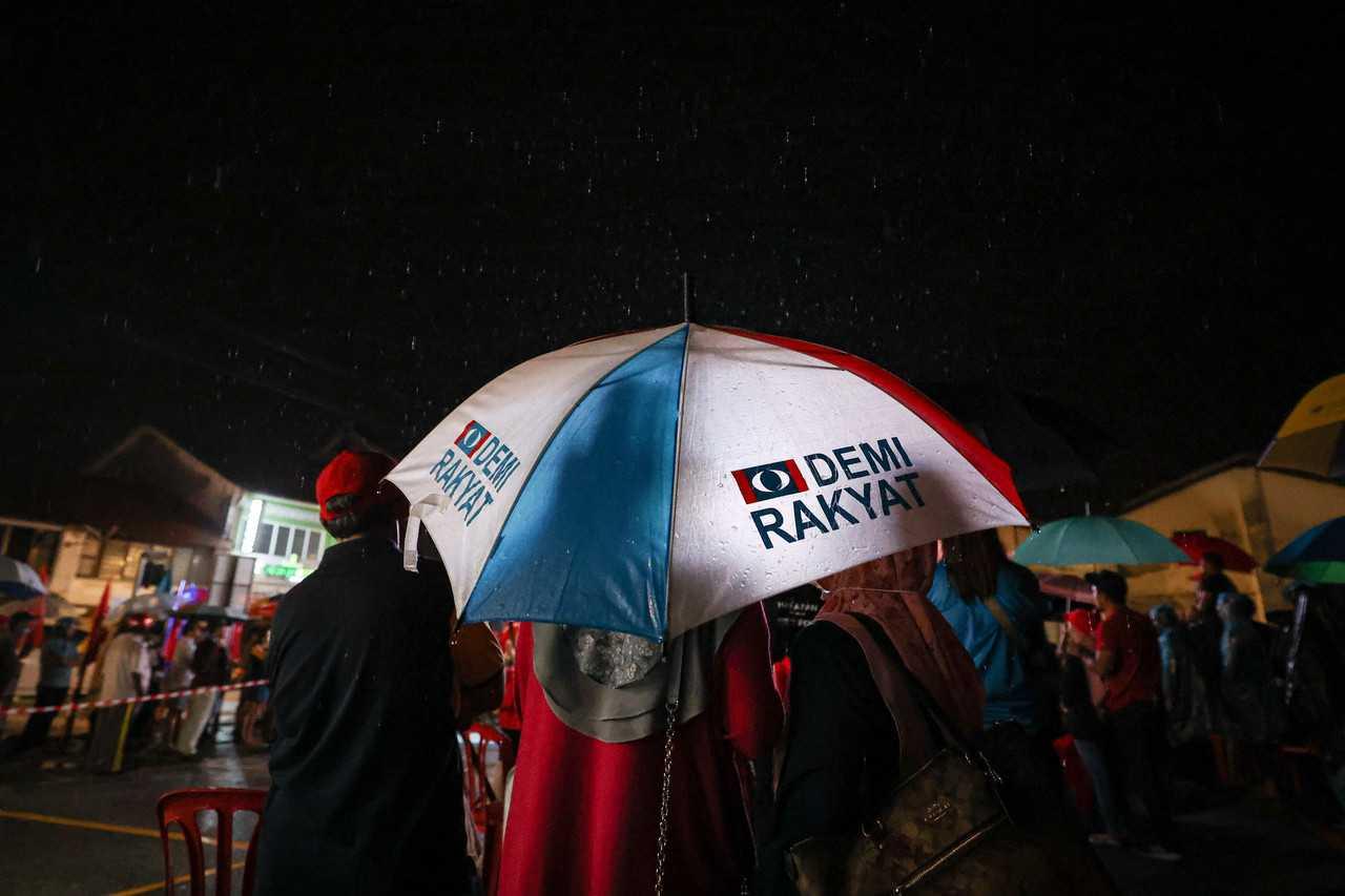 Supporters turn out to listen to a speech by PKR deputy president Rafizi Ramli in Balik Pulau last night. Photo: Bernama