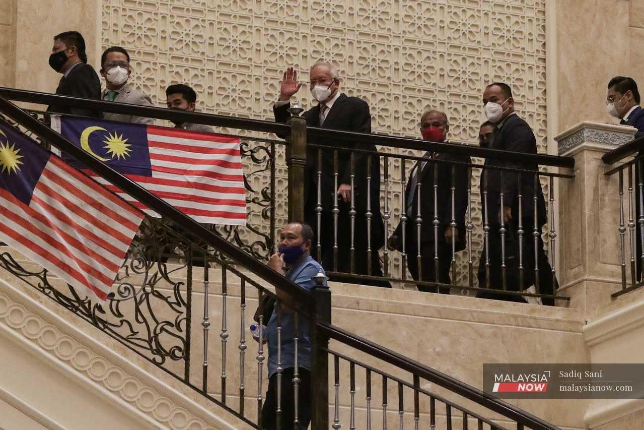 Former prime minister Najib Razak waves at the Federal Court in Putrajaya on Aug 23, the day that he lost his final appeal and was sent to begin serving his jail term at Kajang Prison.
