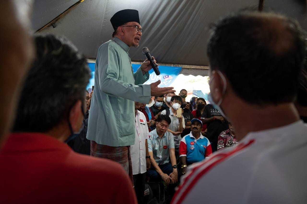 Anwar Ibrahim berbaju Melayu lengkap bersama songkok berucap di Alor Setar, Kedah. Tinjauan terbaru menunjukkan pengerusi Pakatan Harapan itu berdepan defisiti kepercayaan dalam kalangan pengundi Melayu.