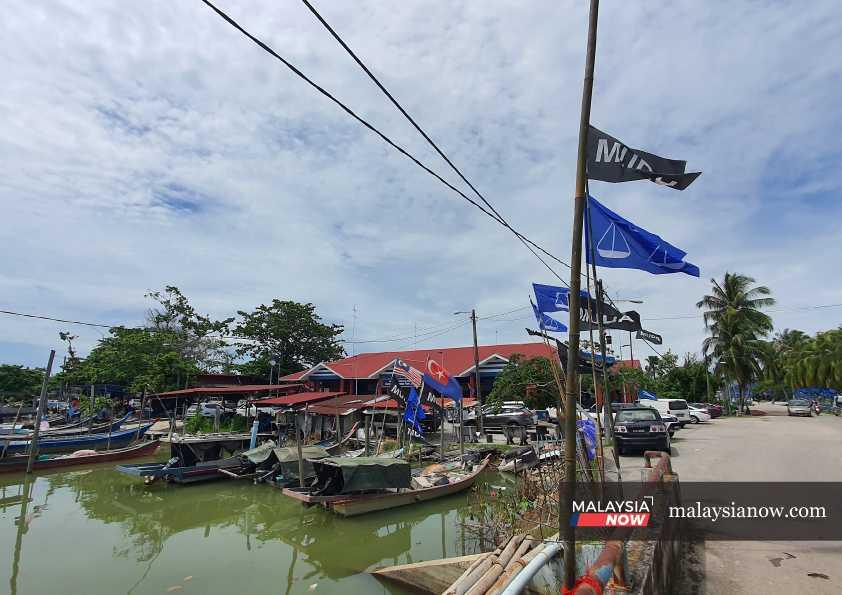 Bendera Barisan Nasional dan Muda berkibar di kawasan perkampungan Nelayan di Muar, Johor.