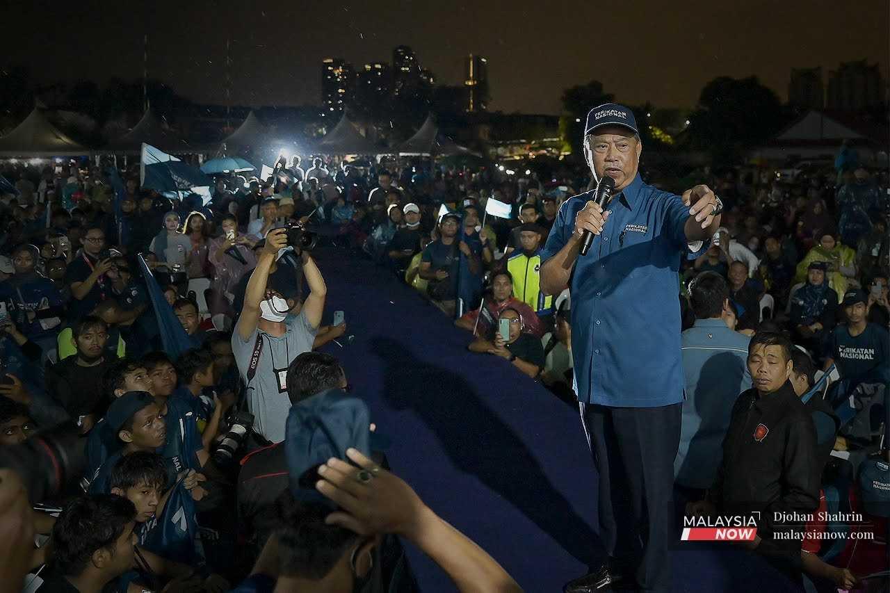 Pengerusi Perikatan Nasional Muhyiddin Yassin berucap di hadapan hadirin dalam sebuah acara kempen di Kuala Lumpur.