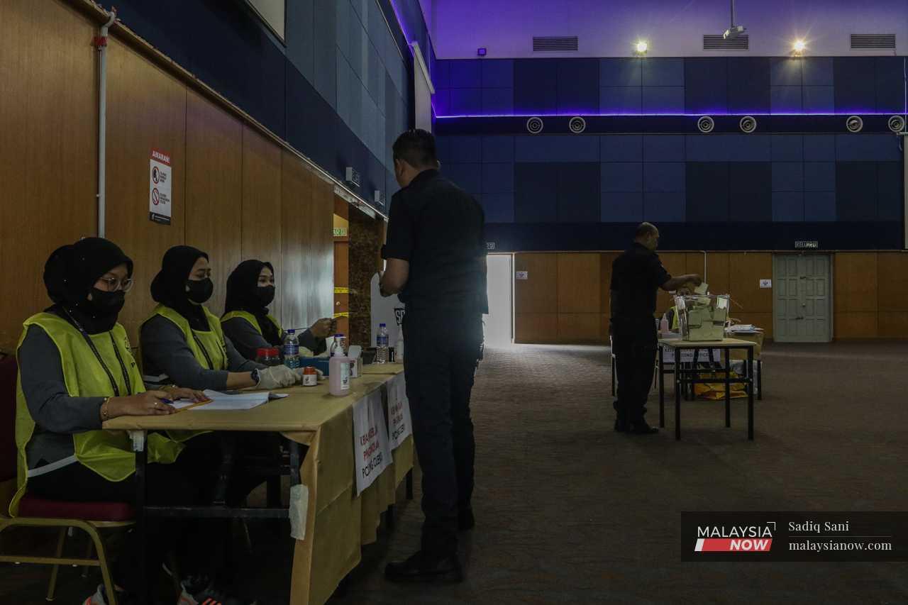 Menurut Suruhanjaya Pilihan Raya, kira-kira 95% pengundi awal membuang undi di seluruh negara.