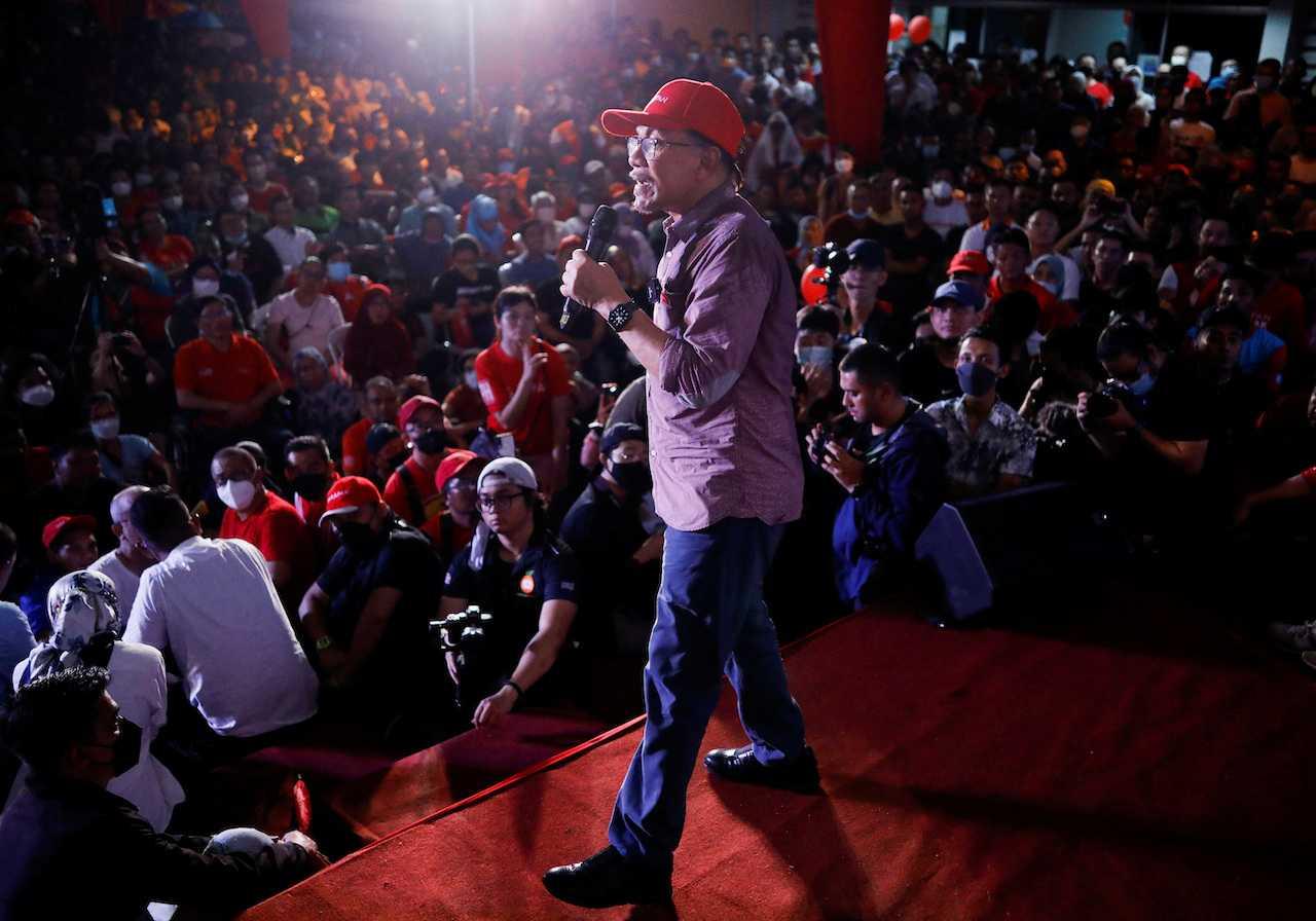 Opposition leader Anwar Ibrahim delivers a speech during a campaign rally in Ulu Klang, Selangor, Nov 17. Photo: Reuters