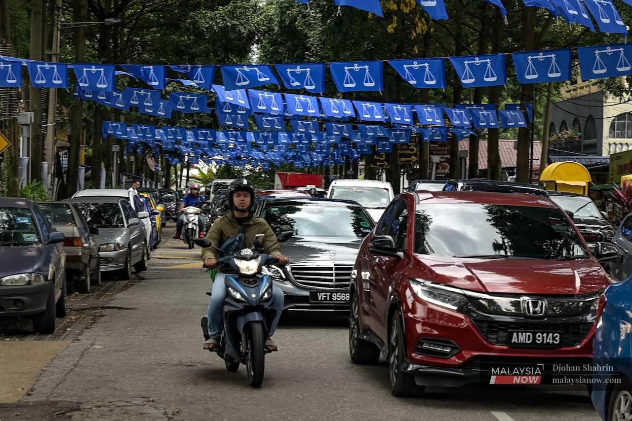 Bendera Barisan Nasional digantung di sepanjang jalan raya di Kuala Lumpur sempena kempen Pilihan Raya Umum ke-15.