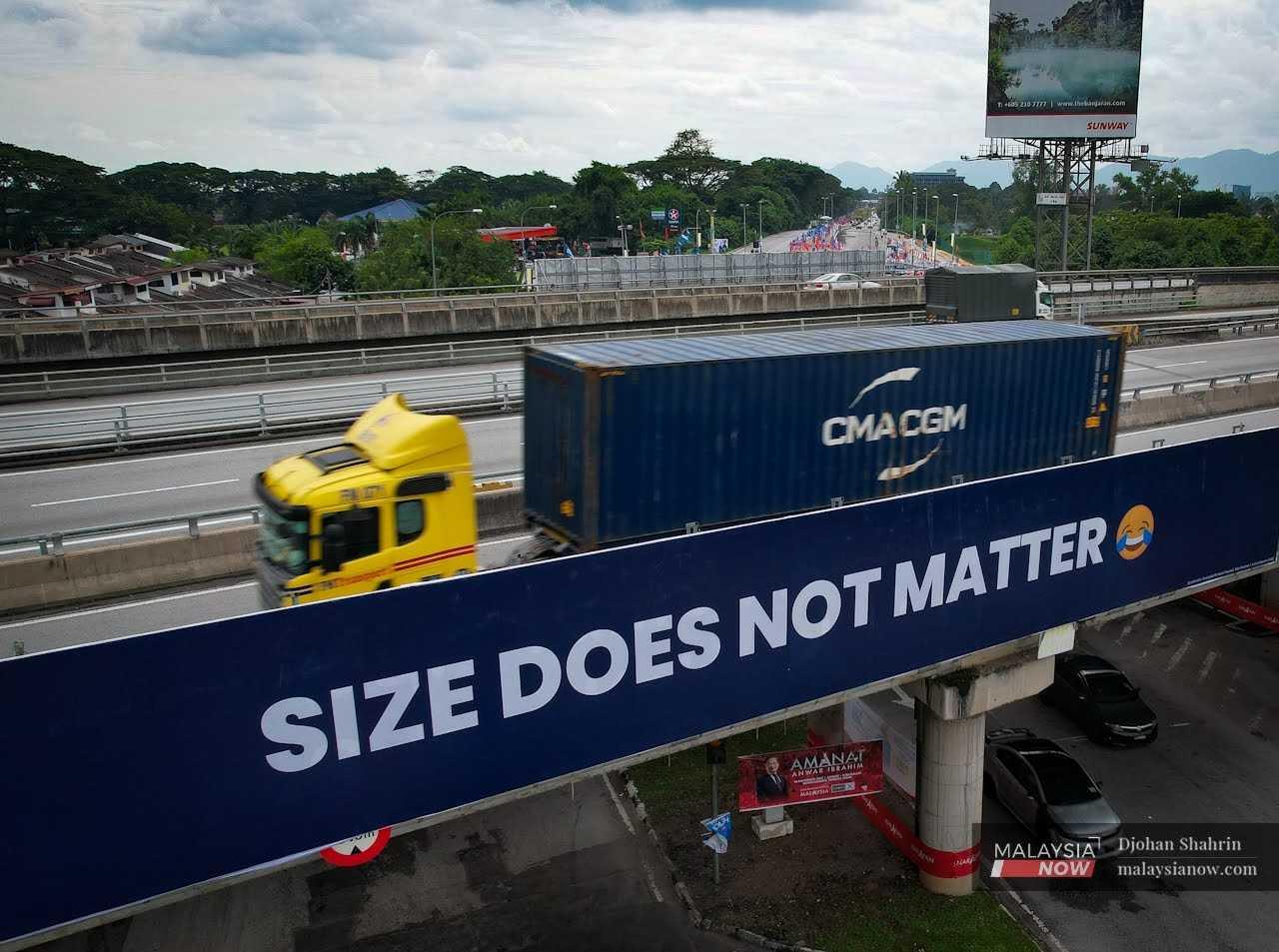 Another sign, put up by Perikatan Nasional along a major road, reads 'Size Does Not Matter'.