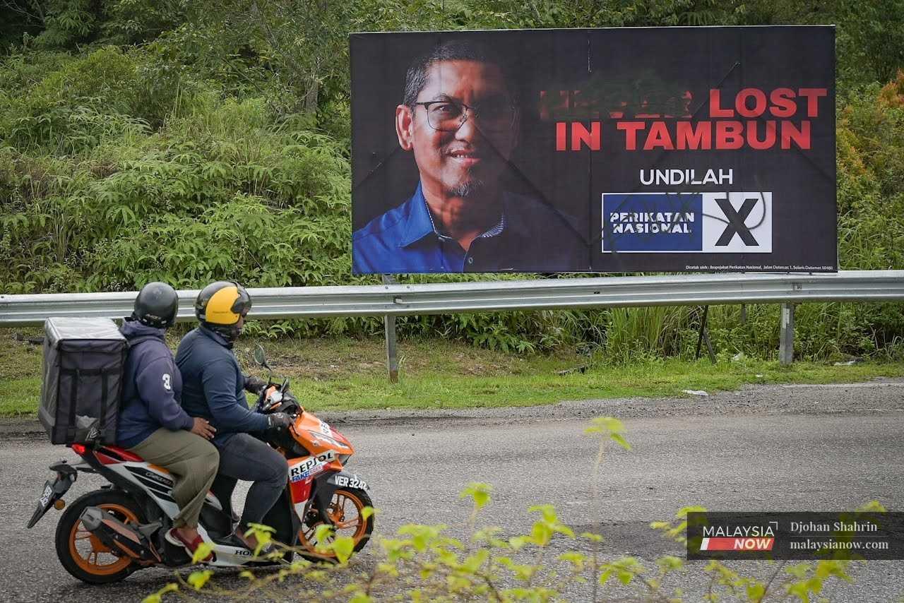 Papan iklan Perikatan Nasional yang sepatutnya memaparkan 'Never Lost in Tambun', namun berubah kepada 'Lost in Tambun' selepas dicat hitam.

