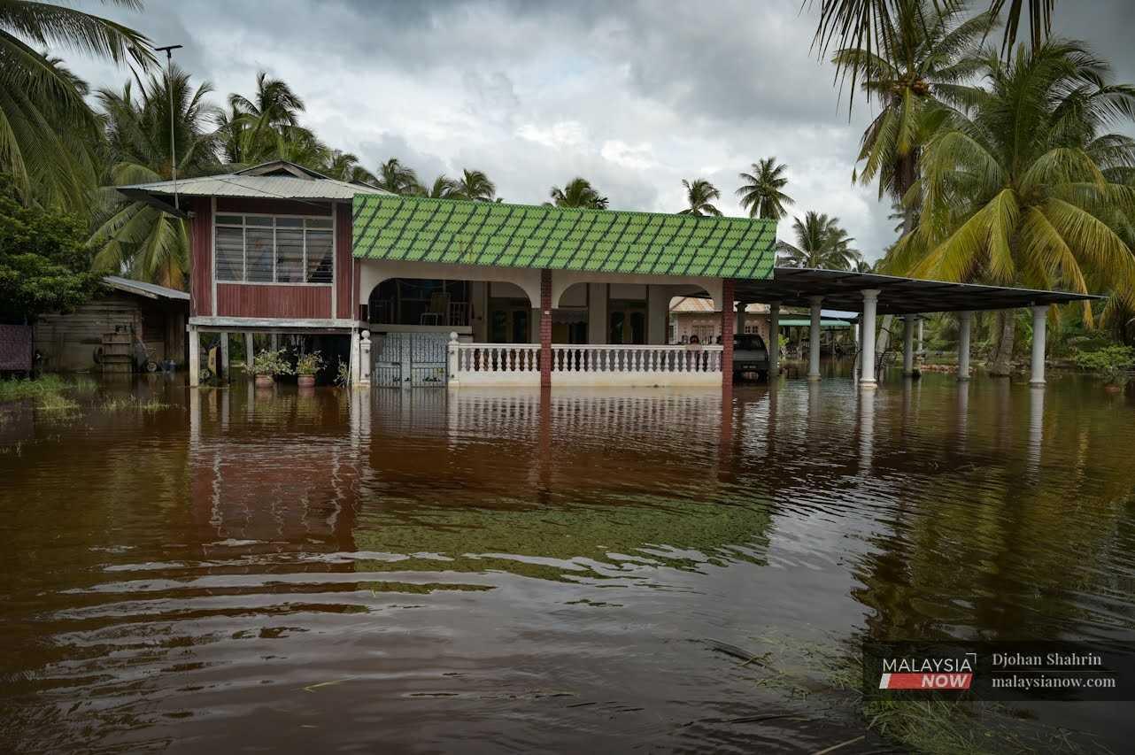 Antara rumah terjejas banjir akibat hujan lebat di Meru, Klang pada 12 November lalu.