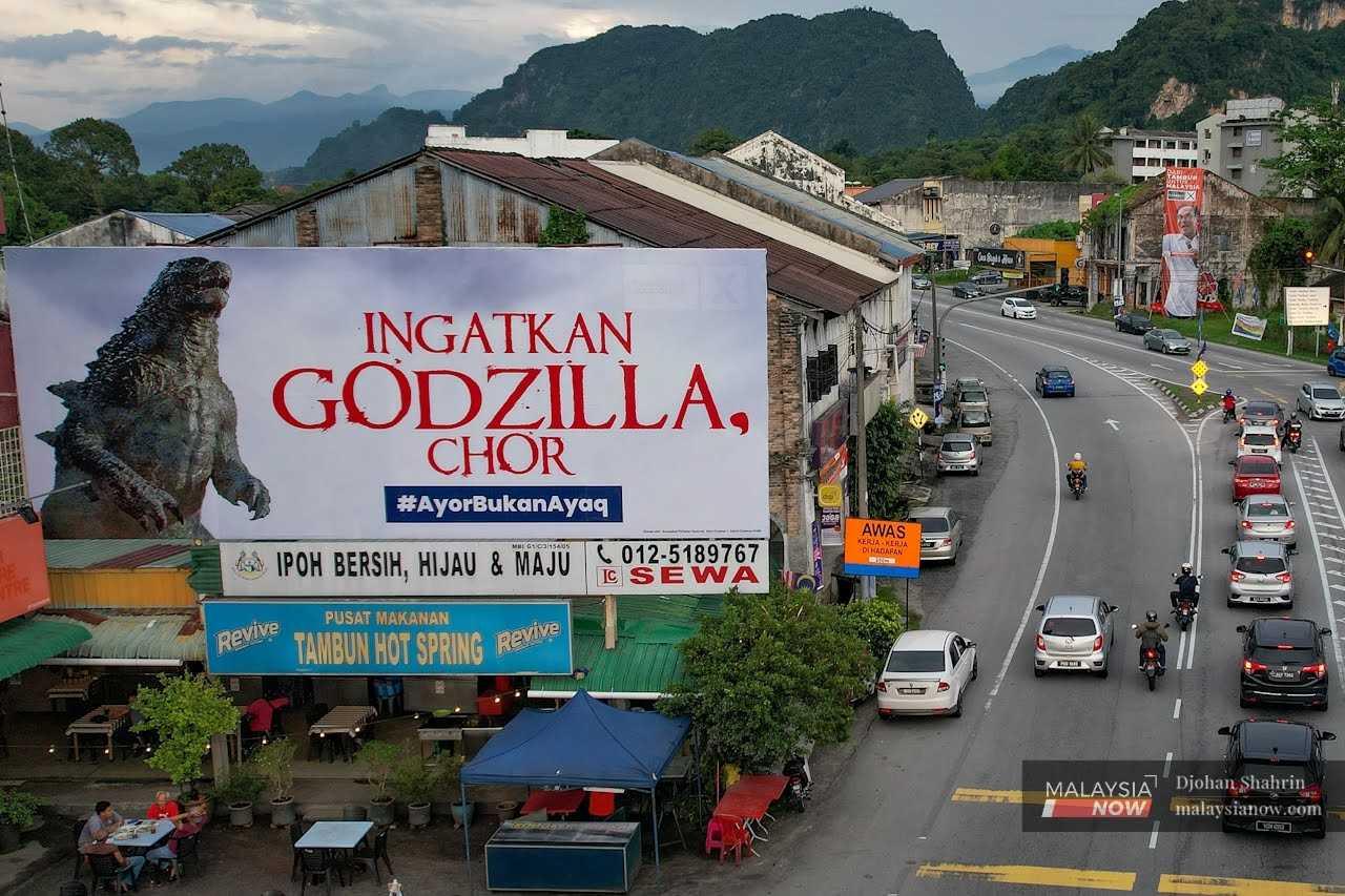 Tidak jauh dari situ, poster di papan iklan yang dinaikkan kem Faizal kelihatan menyindir poster Anwar di Bandar Sunway Tambun.

